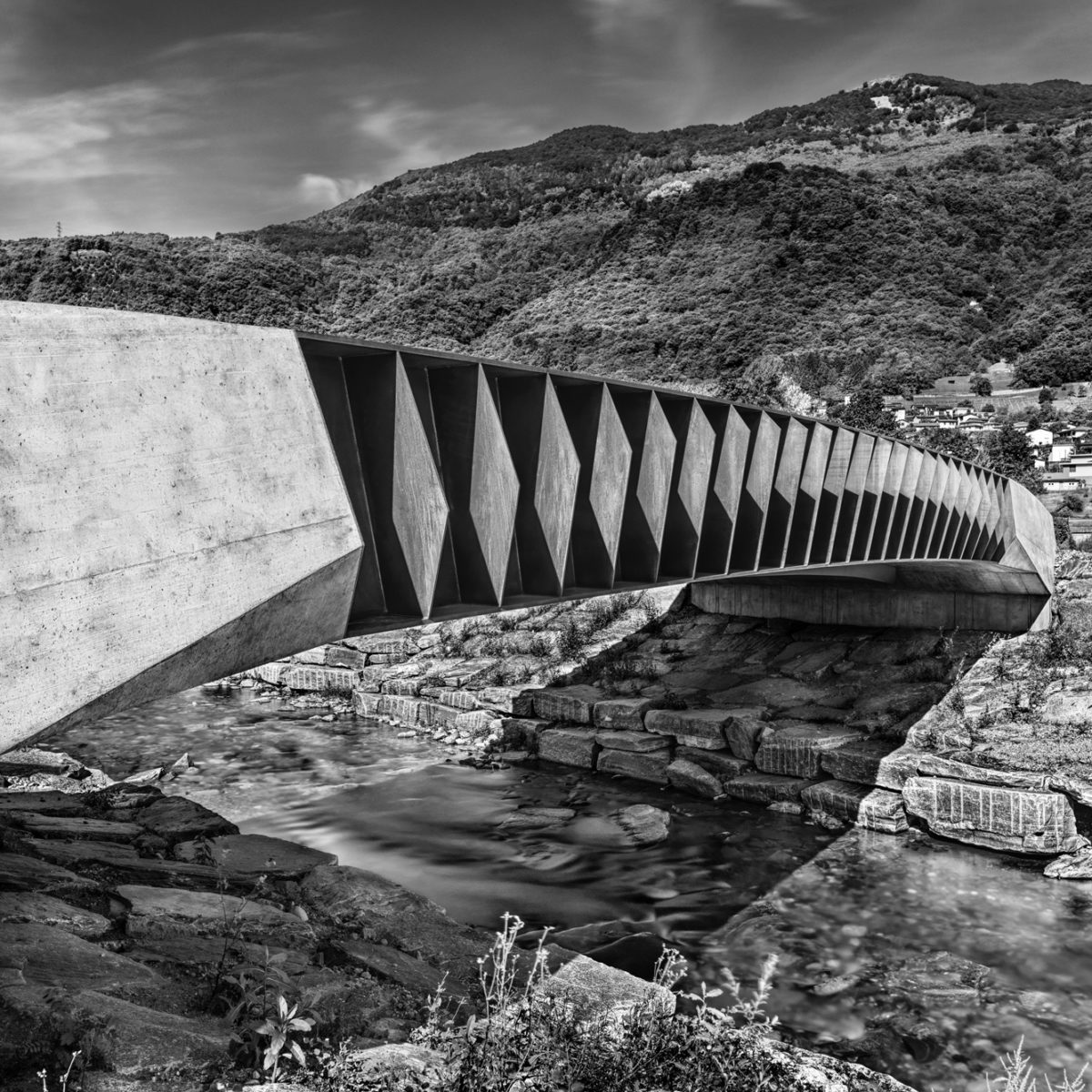 Rifacimento del ponte tra le due sponde, del Vedeggio lungo via Industria Torricella-Taverne