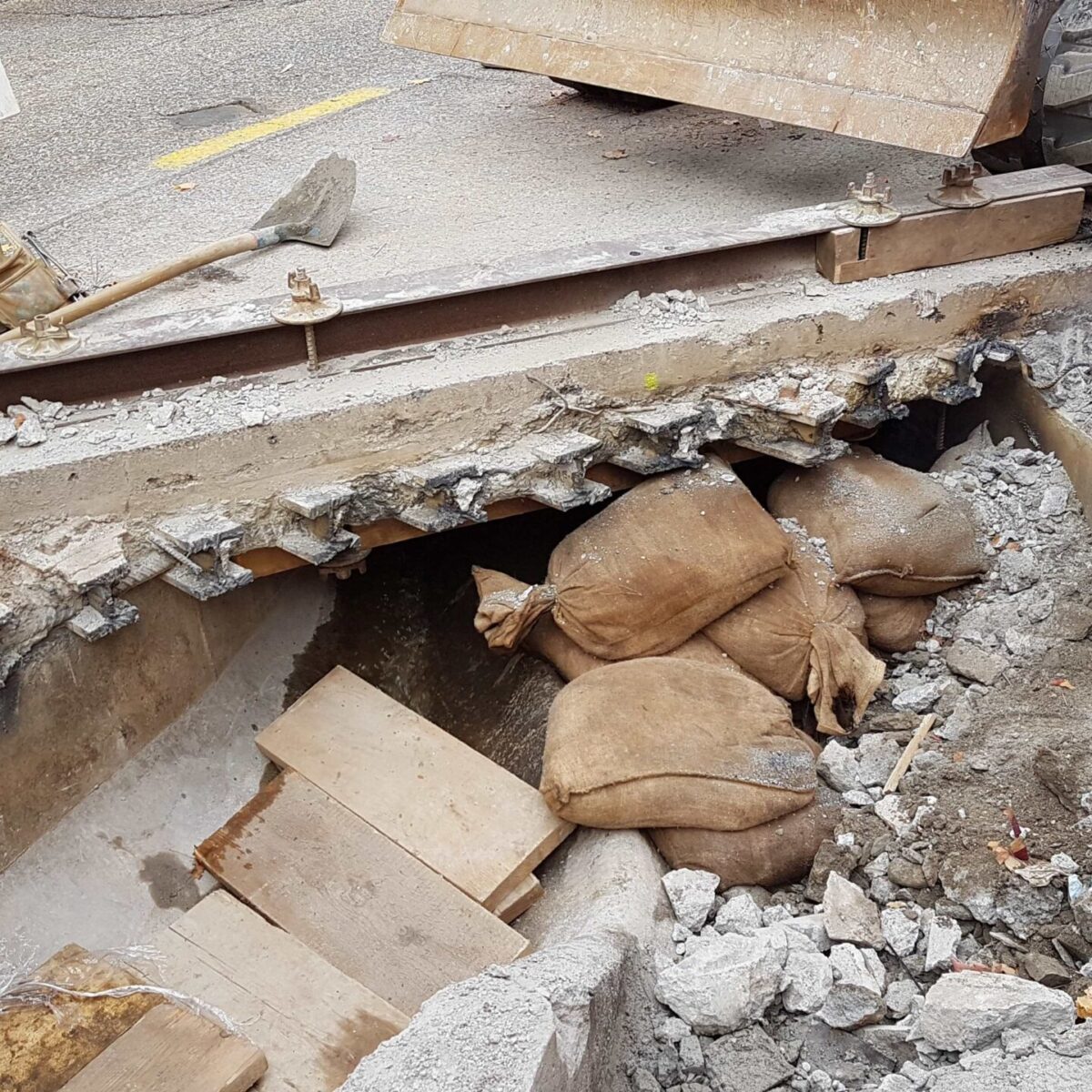 Ponte Ramogna, risanamento canali acque miste